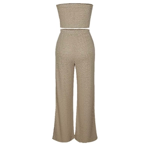 Détail du tricot côtelé kaki sur le haut bustier et le pantalon large taille haute