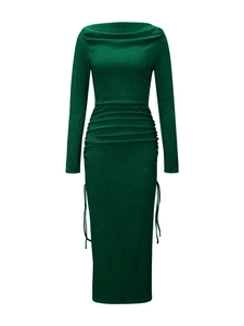 Détail de la robe en maille vert foncé avec cordons latéraux et taille froncée