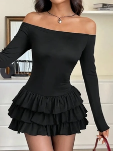Elegante abito nero a spalle scoperte con maniche lunghe e gonna a balze multistrato