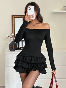 Elegante abito nero a spalle scoperte con maniche lunghe e gonna a pieghe a balze