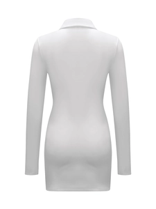Abito bianco aderente a maniche lunghe con scollo quadrato e silhouette sciancrata