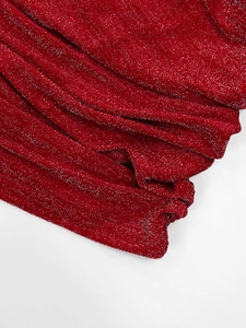 Gros plan sur un tissu en maille rouge scintillant avec une texture pailletée élégante