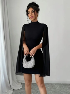 Robe courte noire ajustée avec manches cape en mousseline et col montant élégant