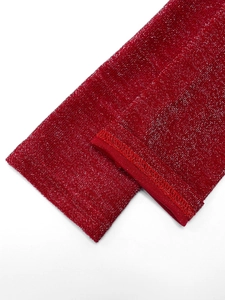 Gros plan détaillé du tissu en maille rouge foncé avec des fils pailletés argentés