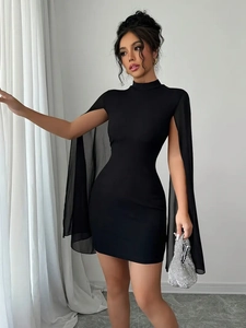 Robe moulante noire élégante avec manches cape en mousseline pour soirée chic de femme