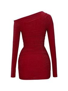 Détails du tissu pailleté et de la conception plissée sur une robe de soirée rouge sexy