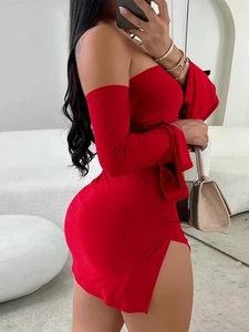 Sexyes schulterfreies figurbetontes rotes Kleid mit hohem Schlitz und langen Ärmeln