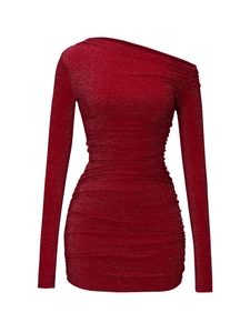 Détail d'une mini robe rouge pailletée avec tissu froncé et décolleté bateau