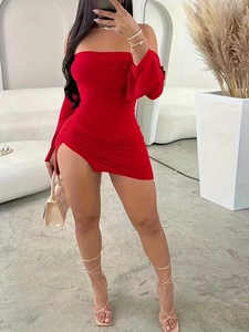 Sexy rotes schulterfreies Mini-Kleid mit hohem Schlitz und modischen Trompetenärmeln