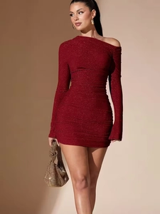 Robe mini moulante scintillante rouge vin élégante avec épaule asymétrique et manche longue