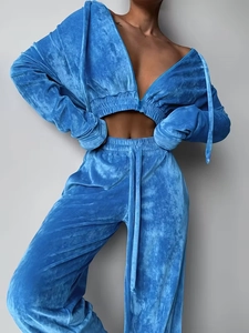 Survêtement en velours bleu ciel avec sweat à capuche court et pantalon large taille haute