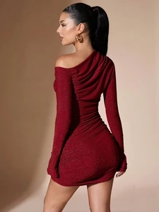Robe mini moulante bordeaux à une épaule avec paillettes et détails froncés pour soirée chic