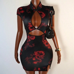Détail de la robe mini cheongsam noire avec imprimé dragon rouge et découpe sur le devant
