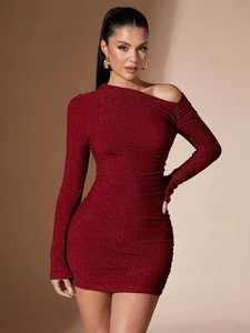 Robe courte moulante bordeaux pailletée à une épaule avec détails froncés et manches