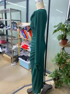 Détail de la robe en maille vert foncé montrant les fronces latérales et le plissé