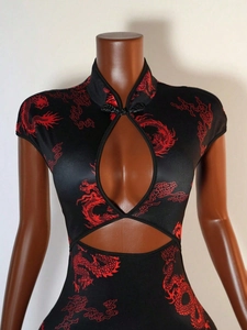 Robe chinoise moulante avec imprimé dragon, col montant et détail découpé sexy