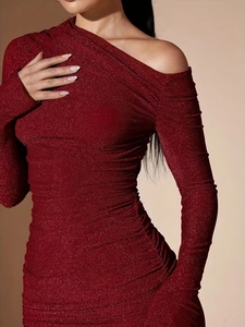 Robe de soirée élégante rouge foncé à une épaule avec tissu scintillant et froncé