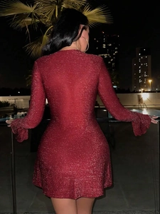 Mini robe moulante bordeaux pailletée à manches longues pour femmes avec poignets volantés