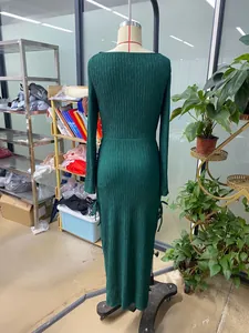 Vue détaillée du dos d'une robe maxi en tricot côtelé vert avec cordon de serrage taille