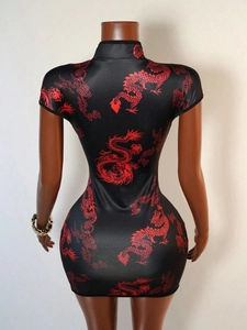 Robe cheongsam noire à manches courtes avec imprimés de dragons chinois rouges