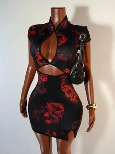 Robe qipao à manches courtes noire avec imprimé dragon rouge et détails ajourés