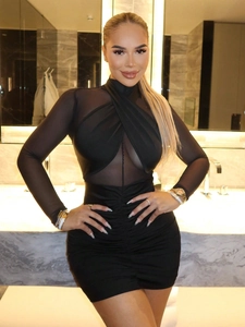 Robe courte élégante en mesh ajouré avec col licou et jupe moulante à fronces