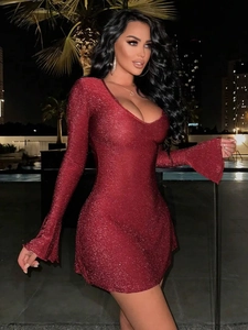 Robe mini bordeaux étincelante avec col en V et manches cloche pour soirée et fêtes