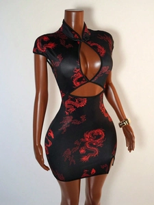 Mini robe qipao moulante noire avec imprimé dragon rouge et découpe à l'avant