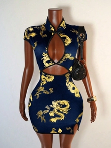 Détail d'une robe qipao moulante bleue avec imprimé dragon jaune et découpe sur le devant