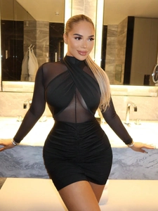 Robe moulante noire élégante avec manches longues en mesh et design plissé croisé