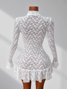 Weißes Boho-Spitzenkleid mit Stehkragen und langen Ärmeln an einer Schaufensterpuppe