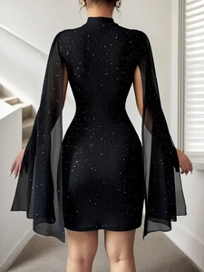 Elegantes schwarzes Kleid mit Stehkragen, Chiffon-Cape-Ärmeln und silbernen Pailletten