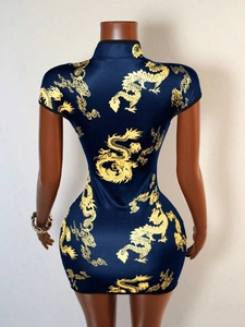 Vue arrière d'une robe cheongsam bleue avec motifs de dragon dorés et col montant
