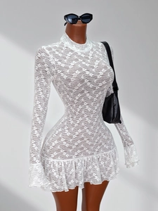 Weißes Spitzen-Minikleid für Damen mit Langarm, Stehkragen und eleganten Volants