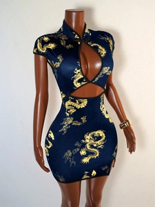 Détail de la robe qipao bleu foncé avec motif de dragon doré et découpe à la poitrine
