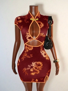 Détail de la robe qipao bordeaux avec imprimé dragon doré et découpe sur la poitrine