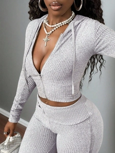 Ensemble deux pièces chic en maille côtelée gris clair avec sweat à capuche et pantalon