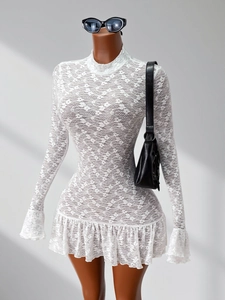Elegantes weißes Spitzenkleid mit durchsichtigem Blumenmuster und Glockenärmeln