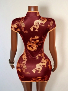 Vue arrière d'une robe Qipao en satin bordeaux avec motifs détaillés de dragon doré