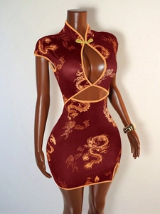 Détail de l'imprimé dragon et bouton doré sur mini robe qipao moderne bordeaux