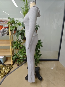 Détail du tissu tricoté gris côtelé et de la capuche de cet ensemble décontracté