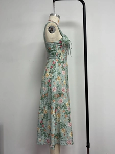 Detail des herzförmigen Ausschnitts und der Schleife an einem floralen Midikleid