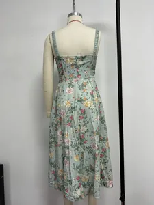 Detail des hellgrünen floralen Midikleids mit gerafften Trägern und Rückenreißverschluss