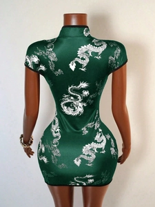 Détail de la robe qipao en satin vert foncé avec imprimé dragon blanc et col montant au dos