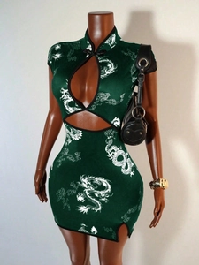 Détail de robe cheongsam verte à imprimé dragon avec découpes à la taille et col goutte