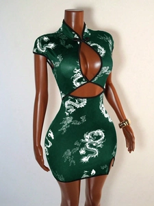 Détail de l'imprimé dragon sur robe qipao vert foncé avec découpes et tissu satiné