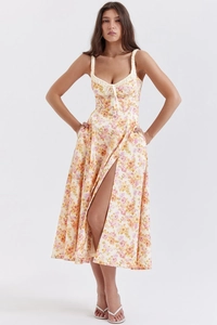 Französisches Blumenkleid mit Brustschleife und Schlitz für einen sommerlichen Look