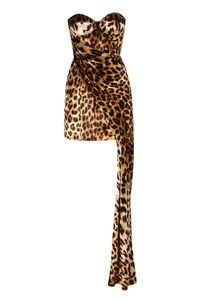 Détail de la robe bustier léopard avec texture velours et drapé latéral élégant