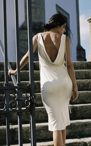 Détail du dos nu de la robe sirène blanc cassé avec un élégant col bénitier drapé au dos