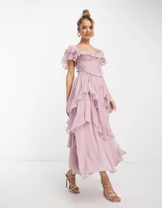 Détail d'une robe longue mauve à volants avec encolure carrée et corsage smocké